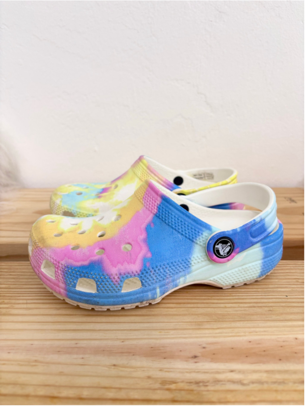 Girl’s Crocs Tie-Dye Clogs Size J1 Blue Yellow Pink